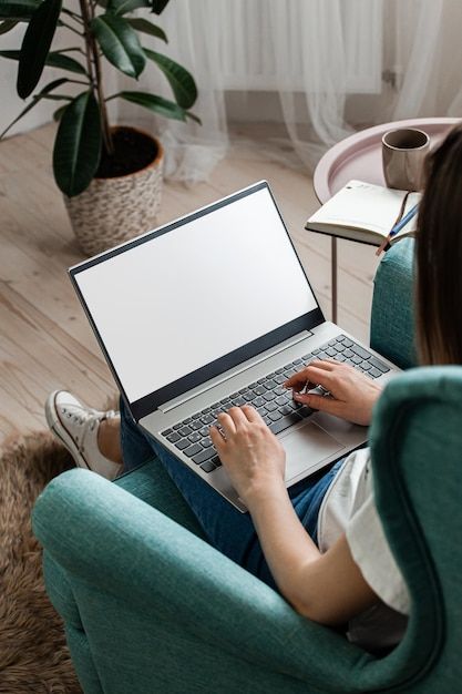 Working Women Pictures, Woman Computer Aesthetic, Photo With Laptop, Person On Computer, Foto Laptop, Picture Of Computer, Laptop Photoshoot, Work With Laptop, Laptop Pictures