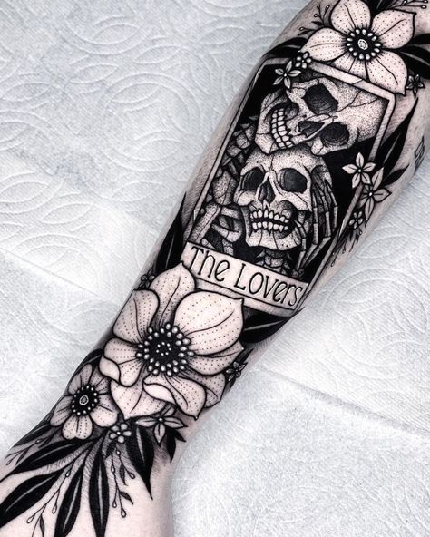 The skull tattoo is cool, it is bold and a bit bad. It even looks a little scared. If you are interested in understanding the meaning of skull #tattooideas #skulltattoos Halloween Sleeve Tattoo, Halloween Sleeve, Gotik Tattoo, Halloween Tattoos Sleeve, Catrina Tattoo, 16 Tattoo, Tarot Tattoo, Tarot Card Tattoo, Wicked Tattoos