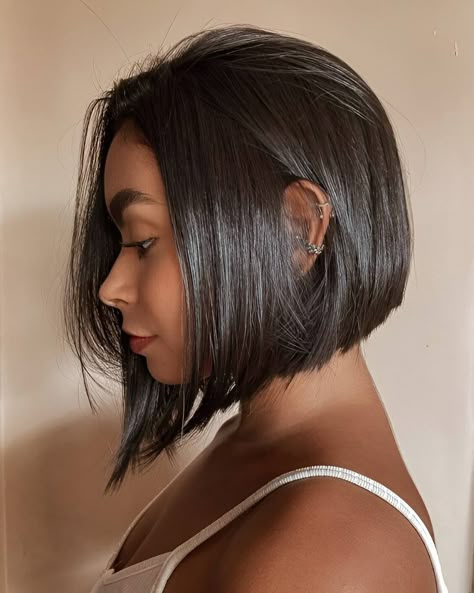 Triangle Graduation Haircut, Low Graduation Bob, Soft Graduated Bob, Cute Short Bob Haircuts, Short Graduation Haircut, Graduated Bob Haircuts Medium, High Low Bob, Short Hair Straight Cut, Straight Pixie Haircut