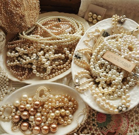 Faith, Grace, and Crafts: Pearls and Lace Thursday #121 Tray of Pearls! Vintage Pearls Aesthetic, Pearl Aesthetic, Aphrodite Aesthetic, Pearls And Lace, Wear Pearls, Royal Aesthetic, Living In London, Gold Aesthetic, Pearl And Lace