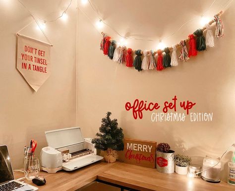 Christmas Decor Ideas Office Desk, Christmas Desk Decor Ideas, Desk Christmas Decorations Work, Office Desk Christmas Decor, Desk Space Ideas, Christmas Desk Decor, Christmas Desk Decorations, Office Christmas Decor, Christmas Cubicle