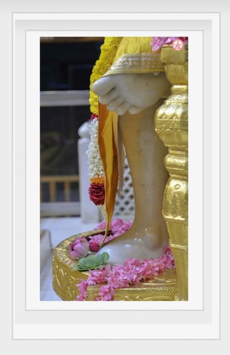 Gods Hindu, Sai Baba Miracles, Shirdi Sai Baba Wallpapers, Sai Baba Hd Wallpaper, God Wallpaper, Sai Baba Pictures, Sai Baba Quotes, Sai Baba Wallpapers, Real Love Quotes