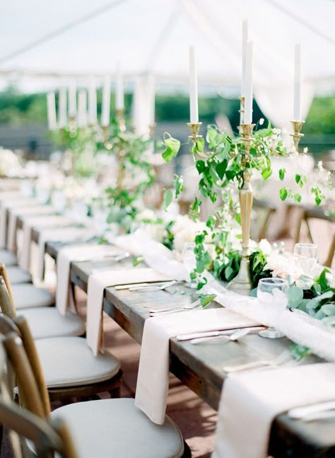 Draped Napkins If you aren’t planning to have plates at each guest’s place setting (often the case when you have a dinner buffet, since guests will pick up their dinner plate at the food station), then you’ll need to come up with another way to mark each guest’s spot. This is a simple solution: Drape each guest’s napkin off the edge of the table—this will help demarcate each place setting while adding a pretty pop of color to the overall tablescape. Reception Table Place Settings, Wedding Napkin Folding, Wedding Food Table, Napkin Ideas, Wedding Guest Table, Table Presentation, Wedding Reception Dinner, Napkin Folds, Patterned Napkins