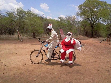 Christmas in Africa Christmas In South Africa, African Christmas, African Life, Christmas Christ, Summer Christmas, Christmas Tree And Santa, Santa Claus Is Coming To Town, Funny Costumes, African Countries