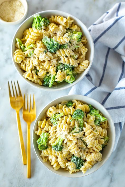 Healthy One Pot Broccoli Pasta Alfredo - The Girl on Bloor Healthy Broccoli Pasta, One Pot Broccoli Pasta, Veggie Mac And Cheese Recipe, Comfort Healthy Food, Broccoli Fettuccine Alfredo, Healthy Fettuccine Alfredo, Fusilli Recipes, Stir Fry Pasta, Broccoli Alfredo Pasta