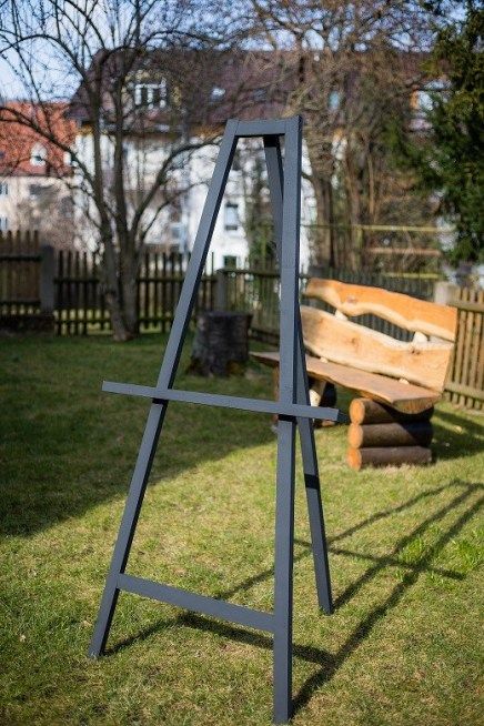 Diy Wedding Easel, Diy Wood Easel Stand, Diy Easel, Diy Sliding Barn Door, Artist Easel, Wood Easel, Diy Fence, Building A Fence, Cedar Fence