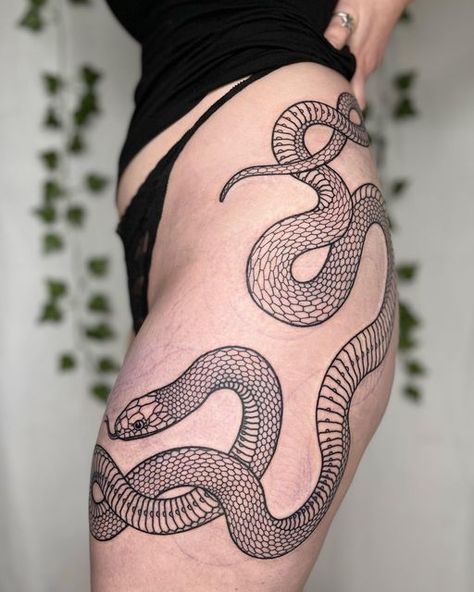 Snake Leg Tattoo Wrap, Animal Tattoos For Women, Sick Tattoos, Ouroboros Tattoo, Cobra Tattoo, Woodcut Tattoo, Engraving Tattoo, Snake Tattoos, Snake Tattoo Design