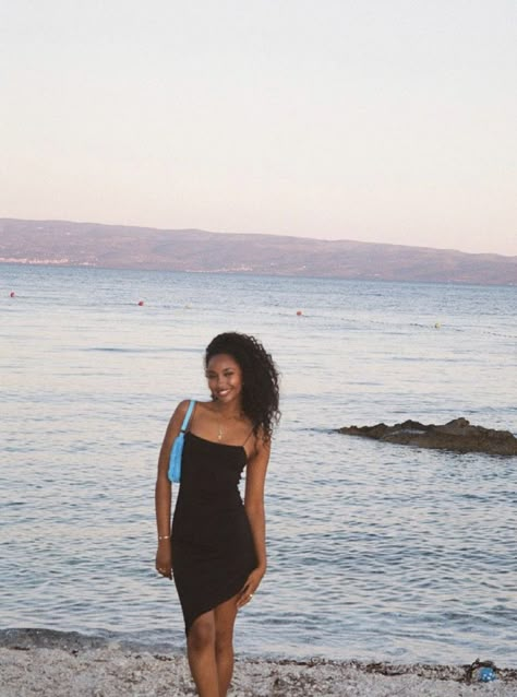 Vacation Photos Black Women, Black Beach Girl Aesthetic, Cute Summer Poses, Vacation Black Women, Black Women Photos, Black It Girl, Poses Black Women, Summer Black Women, Girls Vacation