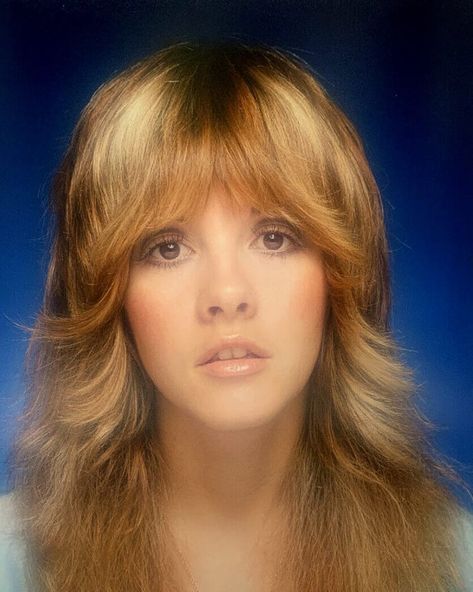 FAN PAGE on Instagram: “Stevie photographed by Sam Emerson.  Desétiquettes:…” Stevie Nicks Makeup, Stevie Nicks Hair, Buckingham Nicks, 70s Hair, Stevie Nicks Fleetwood Mac, Vanessa Williams, Fleetwood Mac, Stevie Nicks, Hollywood Celebrities