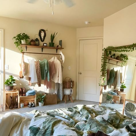 Green Vintage Bedroom Aesthetic, Earthy Retro Bedroom, Granola Room Inspiration, Earthy Room Aesthetic Boho, Room Ideas Aesthetic Green Boho, Earthy Bedroom Aesthetic Bohemian, Cute Earthy Bedrooms, Greenery Room Decor Bedroom Boho, Green Earthy Bedroom Aesthetic