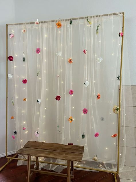 Easy Diy Bridal Shower Backdrop, Butterfly Bridal Shower Backdrop, Hanging Flower Backdrop Wedding, Photo Backdrop Bridal Shower Diy, Bridal Shower Flower Backdrop, Small Backdrop Ideas, Bachelorette Background, Wildflower Photo Backdrop, Baby In Bloom Shower Backdrop