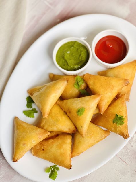 chicken cheese samosa Cheese Samosa, Karak Tea, Chicken Samosa, Peri Peri Sauce, Spring Roll Wrappers, Iftar Recipes, Cream Cheese Chicken, Quick Appetizers, Just Bake