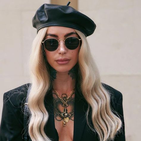 Beret Blonde Hair, Hair Styles With Berets, Black Leather Beret Outfit, Wearing A Beret, Berrets Outfits Winter, Beret And Scarf Outfit, Beret Winter Outfit, Leather Beret Outfit, Black Beret Outfit