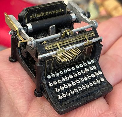 Underwood Typewriter, Tiny World, Miniature Houses, Mini Things, Miniature Crafts, Tiny Treasures, Cute Little Things, Miniature Furniture, Mini House