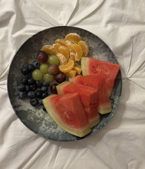 Fruit Bowls, Fitness And Health, Fruit Recipes, Yummy Foods, Food Obsession, Fruit Bowl, Aesthetic Food, Good Eats, Food Drinks