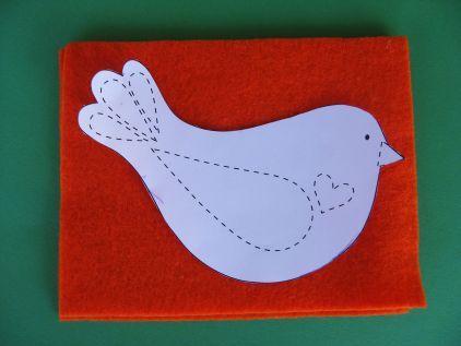 Use this free birdie template to create a darling felt bird Advent Calendar to countdown to Christmas! Felt Birds Ornaments, Felt Templates, Bird Template, Skip To My Lou, Felt Crafts Patterns, Felt Crafts Christmas, Felt Christmas Decorations, Bird Crafts, Felt Patterns