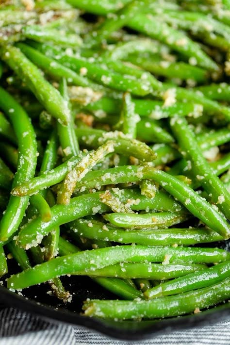 Parmesan Green Beans Baked, Parmesan Garlic Green Beans, Garlic Parmesan Green Beans, Parmesan Green Bean Recipes, Big Mac Sliders, Oven Green Beans, Green Bean Side Dish, Bean Side Dish, Fresh Green Bean Recipes