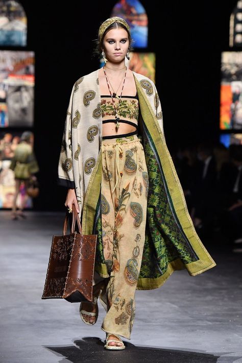 Paris Fall Fashion, Dior Runway, Independent Lifestyle, Sweater Trends, Europe Fashion, Fashion Weeks, Kimono Fashion, Looks Vintage, Ethnic Fashion