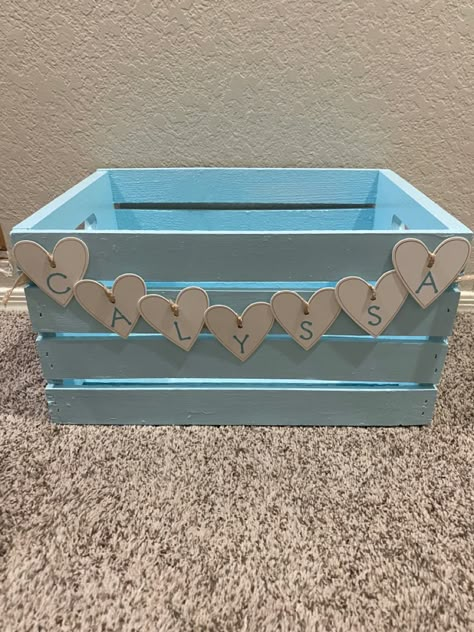 Arts And Craft Gift Basket Ideas, Wood Crate Gift Box Ideas, Crates Ideas Wooden Diy, Wooden Crate Painting Ideas, Painted Baskets Ideas, Wooden Box Decoration Ideas, Crate Painting, How To Paint Wooden Crates, Painted Wooden Crate