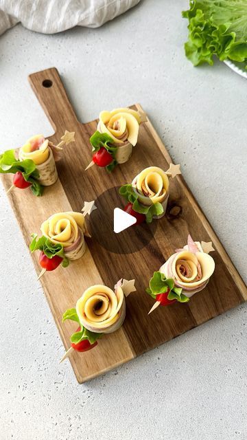 Ham And Cheese Tortilla Roses, How To Make Wraps For A Party, Tortilla Canapes, Flower Shaped Appetizers, Ham Appetizers For Party, Wrap Appetizers, Cheese Finger Food, Pretty Appetizers, Cheese Flowers