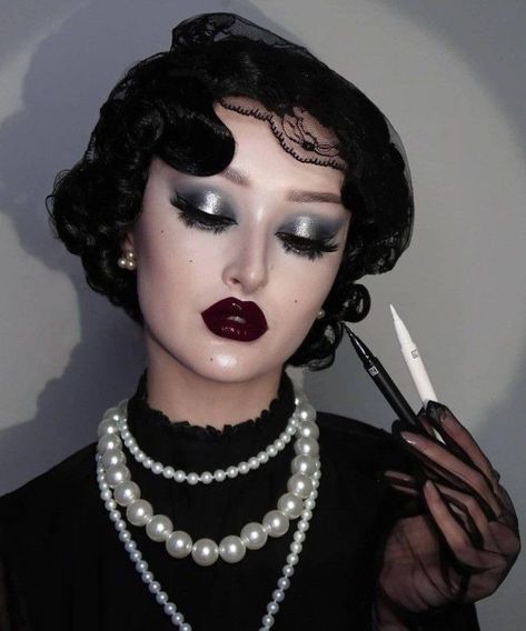 Bourgeoisie Aesthetic, Burlesque Makeup Ideas, Black Lipstick Aesthetic, Vampire Outfits, Burlesque Makeup, Mrs Bella, Goth Make Up, Tutorial Eyeshadow, Drag Make-up