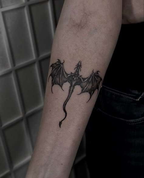 Masculine Dragon Tattoo, Tog Abraxos Tattoo, Throne Of Glass Tattoo Wyvern, Abraxos Wyvern Fanart, Dragon Tattoo Medieval, Throne Of Glass Abraxos Tattoo, Manon Blackbeak Tattoo, Big Dragon Tattoo, You Do Not Yield Tattoo