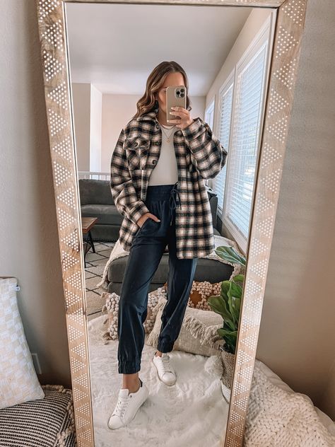 Comfy Casual Mom Outfits, Teacher Flannel Outfit, Cute Winter Outfits For Teachers, Comfy Casual Teacher Outfits, Lazy Teacher Outfits Winter, Cozy Corporate Outfits, Flannel Outfits Work, Long Sleeve Teacher Outfit, Winter Outfit Teacher