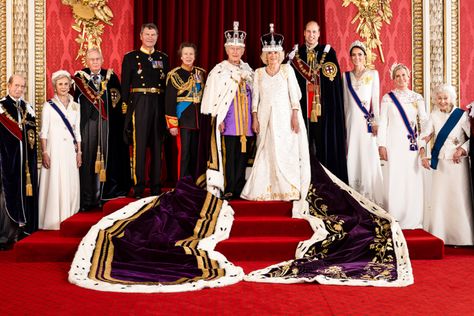 Royal Military Academy Sandhurst, Queen Elizabeth Photos, Coronation Robes, Royal Family Portrait, Prins William, English Royal Family, Royal Family England, British Royal Families, The Coronation