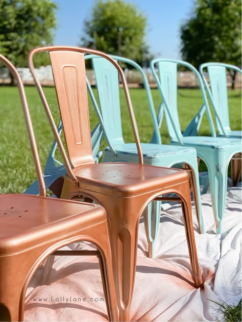 Spray Paint Patio Chairs, Metal Patio Chairs Makeover, Spray Painting Metal Chairs, Spray Painted Metal Chairs, Painting Metal Chairs Outdoor Furniture, Outdoor Metal Chairs Makeover, Refurbished Metal Chairs, Paint Office Chair, Diy Metal Chair Makeover