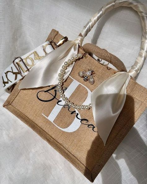 Jute Bag Designs Ideas, Alpillera Ideas, Tote Bag Gift Ideas, Diy Clothes Tops, Jute Bags Design, Tote Bag Design Ideas, Lux Gifts, Personalised Jute Bags, Handpainted Tote Bags