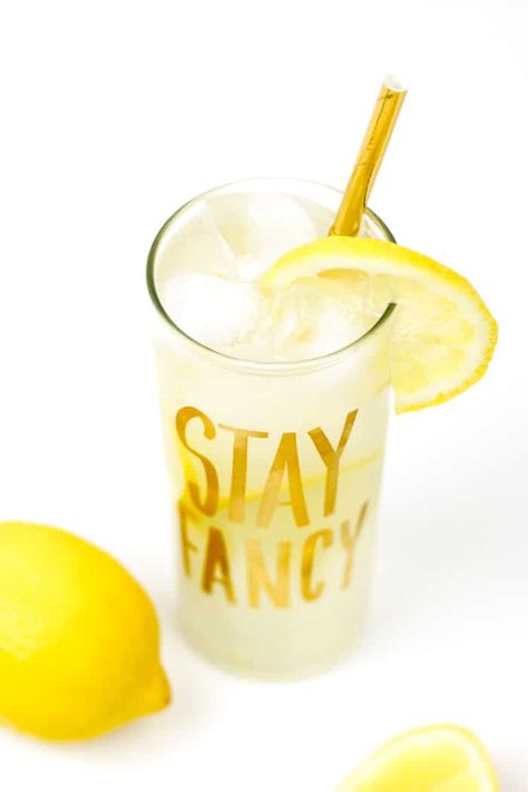 Love lemon? Sip on an ice-cold glass of Limoncello Lemonade. Pair fresh, homemade lemonade with zesty Italian limoncello for an ultra sweet-tart sipper you can serve anywhere from summer cookouts to baby showers. (via feastandwest.com) Limoncello Lemonade, Italian Limoncello, Champagne Cocktail Recipes, Limoncello Cocktails, Frozen Cocktail, Frozen Drink, Lemonade Cocktail, Easy Cocktail, Best Cocktail Recipes