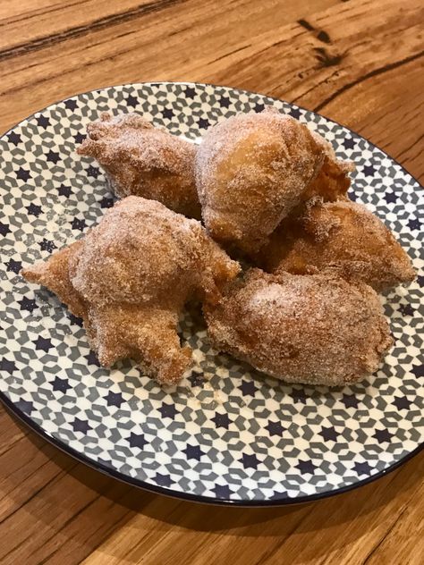 Sfingi – Sicilian Doughnuts This is my mother in laws traditional Sicilian recipe. These little golden doughnuts are full of goodness, and are loved and devoured by all. Ingredients 1 tbs dry yeast… Sfingi Recipe, Sicilian Recipes Authentic, Italian Dessert Recipes, Doughnuts Recipe, Italian Recipes Dessert, Italian Pastries, Italian Dessert, Tiramisu Recipe, Sicilian Recipes