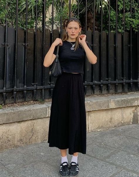 Simple Modest Summer Outfits, Black Summer Outfits Aesthetic, Long Skirt Outfits For Summer Black, Long Black Skirt Summer Outfit, Black Long Skirt Outfit Ideas, Black Midi Skirt Outfit Aesthetic, Black Tiered Maxi Skirt Outfit, Styling Long Black Skirt, Black Long Skirt Outfit Summer