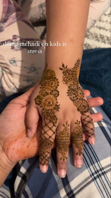 Mehndi For Kids Hands, Eid Henna Designs For Kids, Mehndi Design For Babies, Kids Back Hand Mehndi Designs, Kid Mendhi Designs, Eid Henna For Kids, Mehedi Design For Baby, Baby Henna Designs Simple, Henna Designs Kids Simple