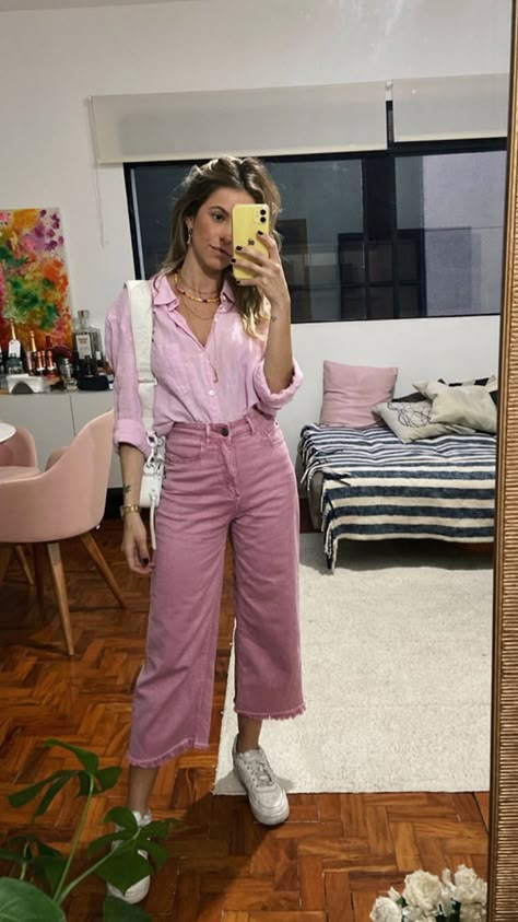 Pink Culottes Outfit, Pantalon Culotte Outfits, Pink Jeans Outfit, Pink Culottes, Wide Leg Jeans Outfits, Pink Pants Outfit, Culottes Outfit, Causal Chic, Dress And Sneakers Outfit