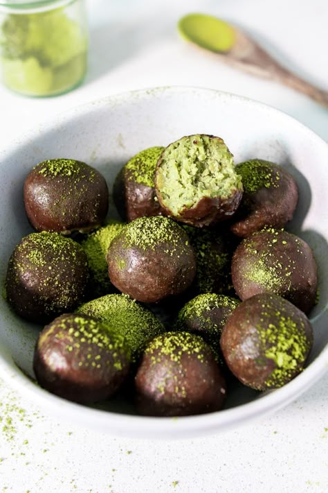 These Matcha Bounty Bites are a delightful dessert treat made with matcha. Indulge in their deliciousness and enjoy the unique flavors! 💕 Matcha Truffles, Summer Vegan Recipes, Vegan Summer Recipes, Cacao Butter, Vegan Snack Recipes, Plant Based Snacks, The Matcha, L Theanine, Superfood Recipes