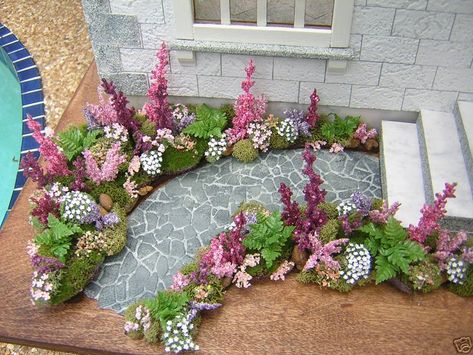 Dollhouse Landscaping, Dollhouse Garden, Doll House Ideas, Miniature Flowers, Mini Flowers, Dollhouse Projects, Miniature Gardens, Fairy Garden Houses, Miniature Plants