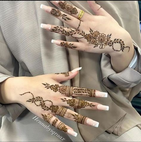 Mehedi Degins Simple Aesthetic, Mehedi Degins, Finger Mehndi Style, Simple Henna Designs Hand, Finger Mehndi Design, Collarbone Tattoos, Arabic Mehendi, Trending Summer Nails, Finger Mehndi