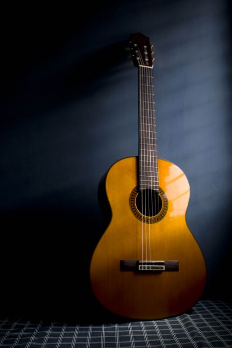 Guitarra Guitar Wallpaper, Guitar Wallpaper Iphone, Music Silhouette, Acoustic Guitar Photography, Guitar Images, Iphone Wallpaper Music, Guitar Wall Art, Music Cover Photos, 4k Wallpaper For Mobile