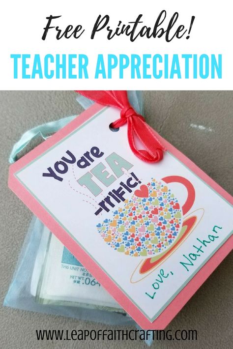 small gifts for teachers with free printables #printables #teaparty Thanks For Helping Me Bloom, Small Gifts For Teachers, Small Teacher Gifts, Staff Appreciation Ideas, Staff Appreciation Gifts, Appreciation Gifts Diy, Teacher Appreciation Gifts Diy, Gratis Printables, Tea Riffic