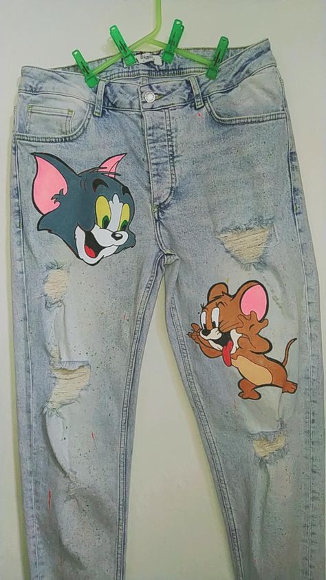 Cartoon Painting On Jeans, Fabric Painting On Pants, Hand Painted Denim Pants, Fabric Painting On Jeans Pants, Designs On Jeans Paint, Hand Painted Pants Ideas, Pant Painting Ideas, Painted Pants Idea, Painting On Pants