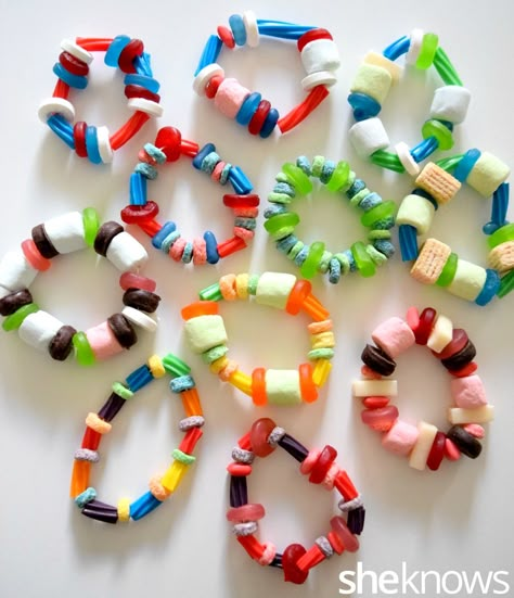 How to make edible candy bracelets in Super Bowl team colors – SheKnows Peppermint Candy Bowl, Candy Train, Lollipop Bouquet, Origami Lotus, Market Day Ideas, Candy Bracelets, Candy Kabobs, Leftover Halloween Candy, Team Bracelets