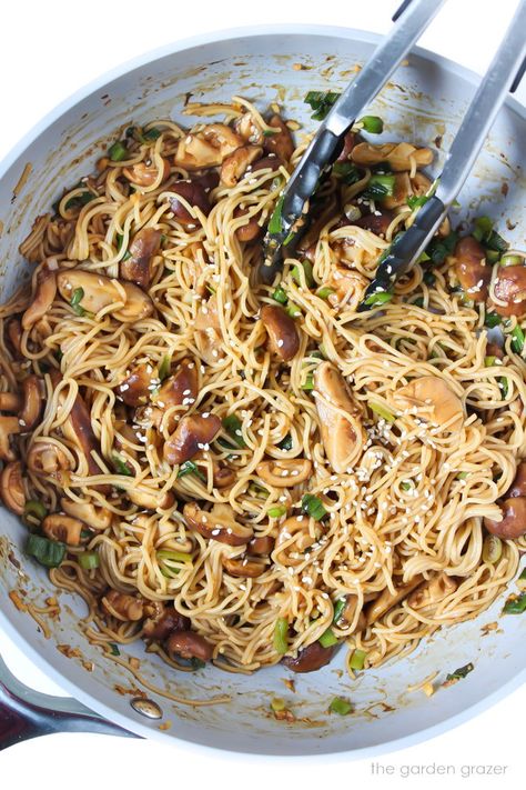 Shiitake Garlic Noodles Mushroom Ramen Noodles, Shiitake Noodles, Noddle Recipes, Garden Grazer, Mushroom Recipes Vegan, Mushroom Ramen, Garlic Noodles Recipe, Meatless Dishes, Mushroom Sauce Recipe