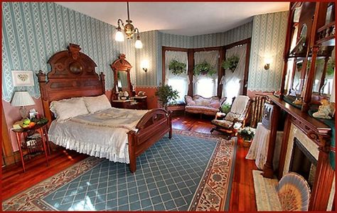 Victorian Beds, Southern Gothic House, Swan Room, Bedroom 90s, House In Nebraska, Havre De Grace Maryland, Silver Bed, Preacher's Daughter, Florida Road Trip