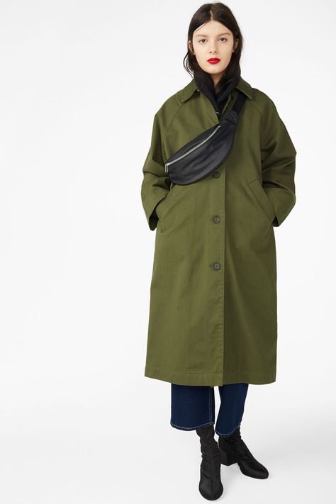 Utility raglan coat - Moss green - Coats & Jackets - Monki DE Long Coat Style Women, Green Winter Outfits For Women, Mid Length Trench Coat Outfit, Outdoorsy Style Winter, Moss Green Outfit, Monki Coat, Green Trench Coat Outfit, Green Coat Outfit, Copenhagen Style Fall