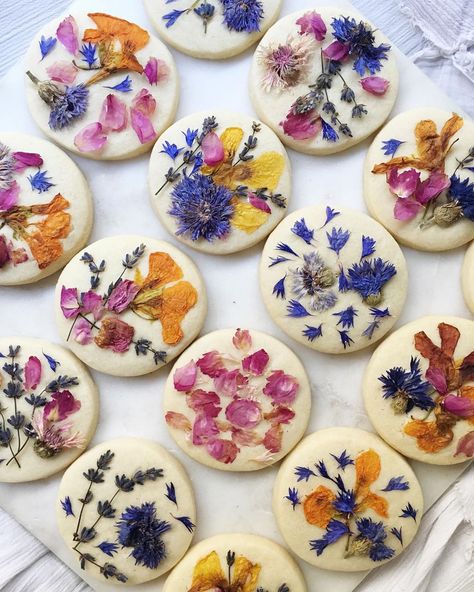 Pressed Flower Cookies, Aesthetic Picnic Birthday, Pretty Sushi, Flower Sweets, Ingredient Prep, Eritrean Wedding, Cottagecore Party, Flowers Recipes, Cookies Flowers