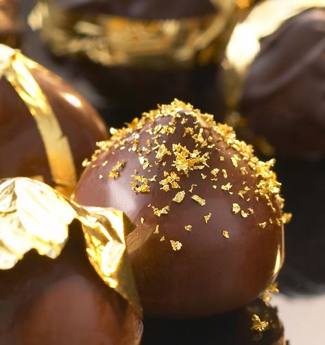 Gold Dessert, Edible Gold Leaf, Chocolate Gold, Edible Gold, Chocolate Decorations, Baked Dessert Recipes, Dessert Decoration, Culinary Arts, Chocolate Truffles