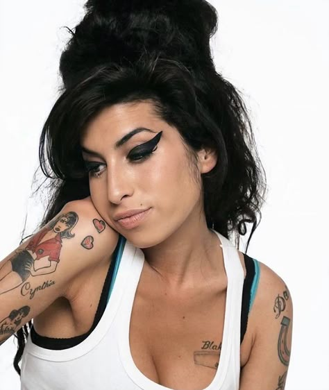 Amy Winehouse Makeup, Amy Wine, Amy Winehouse Style, Female Rock Stars, Amy W, Retro Photoshoot, Amazing Amy, Wine House, Amy Winehouse