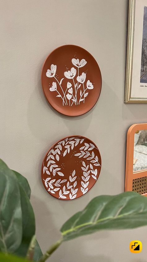 Wall Plates Decor Ideas, Home Decor Ideas Outside, Terracotta Plate Wall Art, Terracotta Design Ideas, Wallplates Ideas, Ceramic Plate Design Ideas, Painted Plates Wall Decor, Home Made Art Ideas, Terracotta Wall Decor