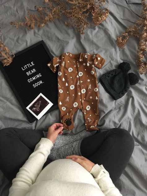 Pregnancy Announcement Flatlay #futurebabies Vom Avea Un Copil, Cute Pregnancy Announcement, Baby Sleep Problems, Magical Winter, Foto Baby, Foto Tips, Announcement Ideas, Pregnancy Announcements, Baby Announcements